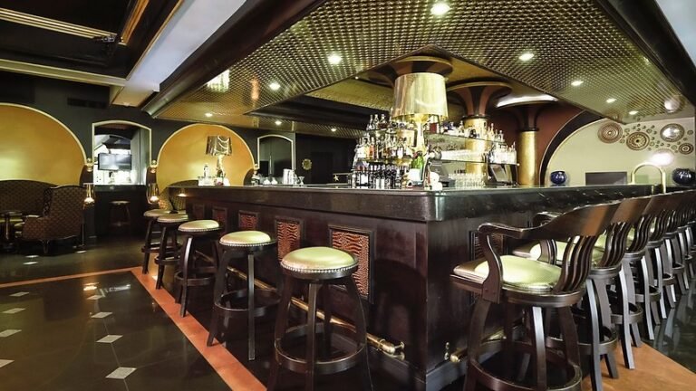 100399.12205.kingston.terra nova all suite hotel.amenity.bar lounge whmtebou 30714 853x480